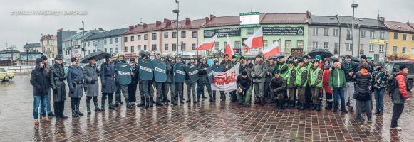 Milicja i ZOMO pałowały manifestantów. Rekonstrukcja historyczna na pl. Kościuszki